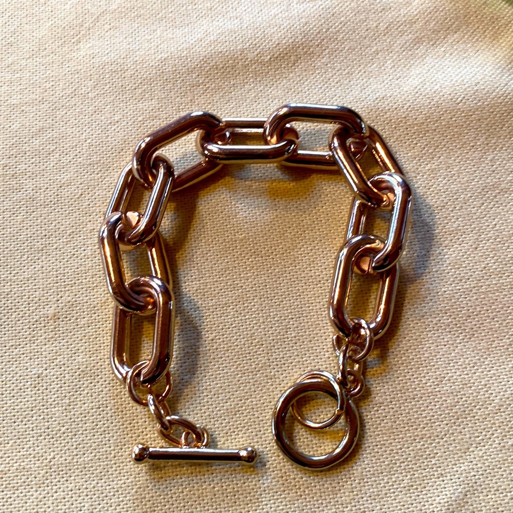 Chunky 8 1/2 inch gold bracelet🌺
